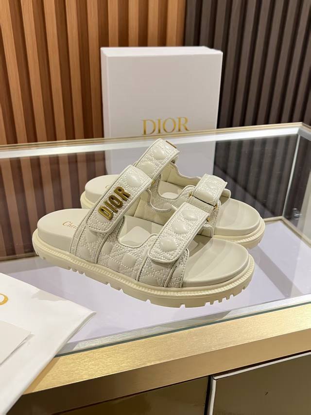 Dior经典爆款凉拖 踏入Dio拖鞋的时尚领地，邂逅优雅与舒适的极致融合。鞋面以精湛刺绣工艺，镌刻着Christian Dior Paris标志，细腻针法诉说品