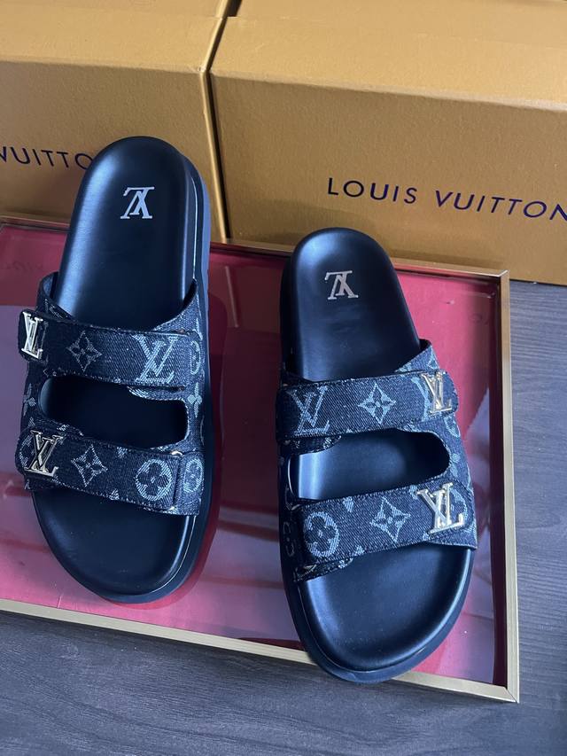 情侣款 拖鞋L Louis Vuitton 路易威登情侣款 新款凉鞋 Lv Sunset Comfort平底凉鞋以精致拉菲草鞋面道出手工艺格调，搭配韧性鞋垫和轻
