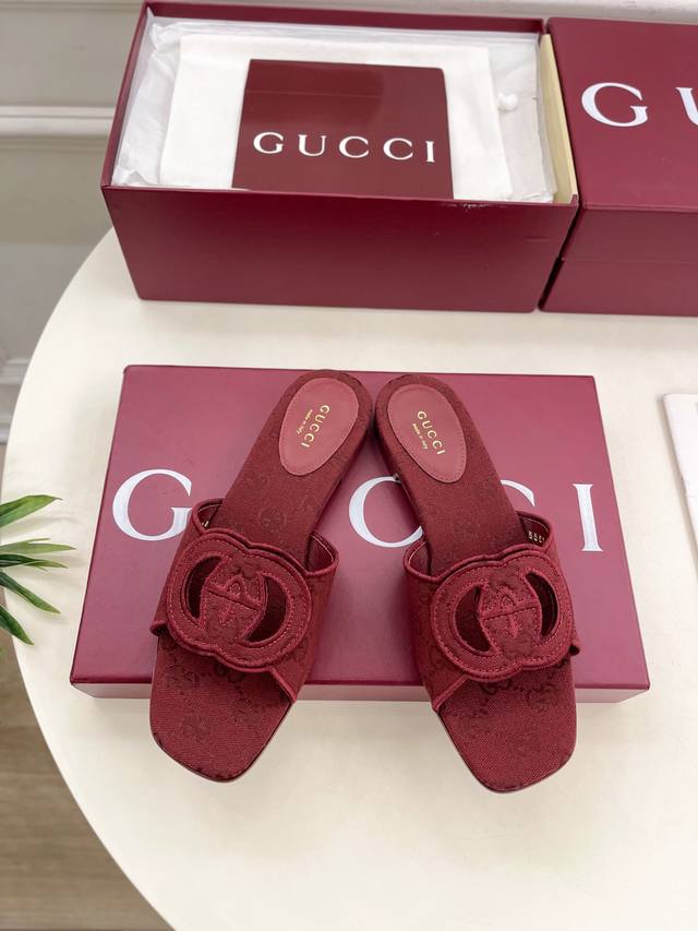 Gucci 古驰 25 G家 主打系列终于面世，狠货值得期待！原有的经典 创造新设计 Bs新款 经典双G镂空平底拖鞋 代购级别！高级感十足！国内外博主刷爆的一款