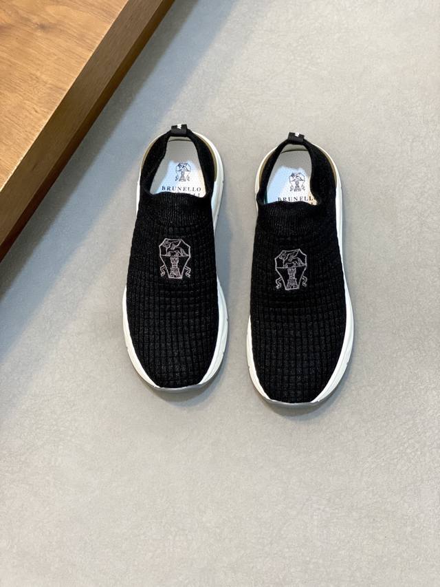Brunello Cucinelli Ss春夏新款男鞋出货 简称Bc 此品牌是来自意大利的世界顶级奢侈品牌，被誉为低调奢华的 “山羊绒之王” 和 “服装界真正的