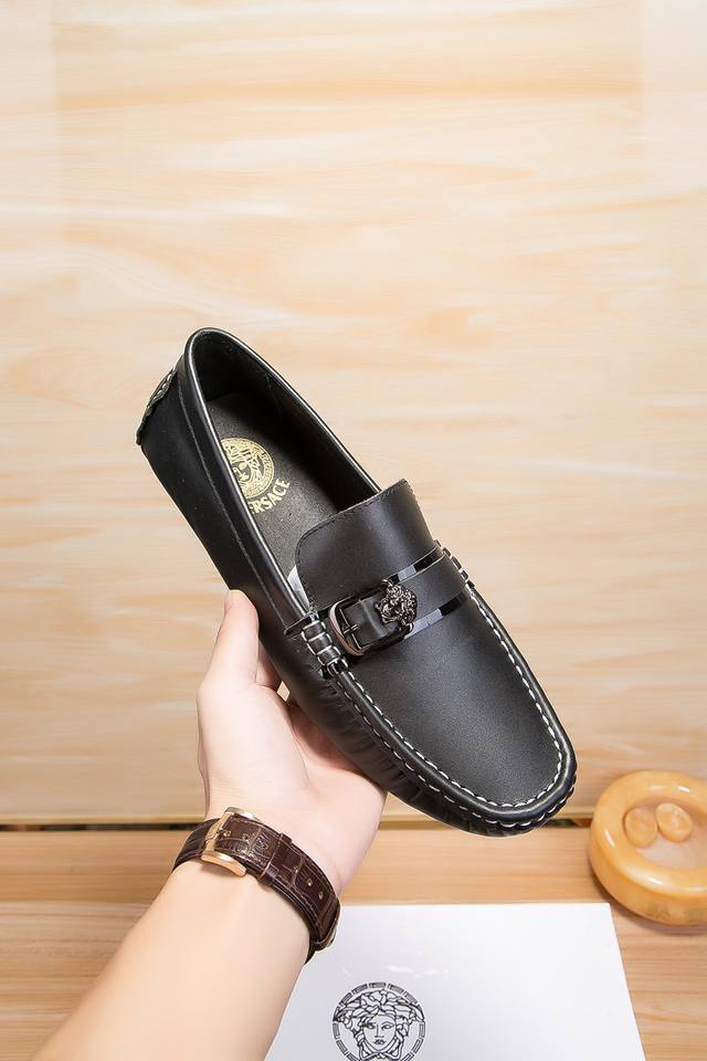 Versace 范思哲 官网新款，米兰男时装周走秀款，鞋面进口牛皮+吸汗透气不掉色头层穿舒服吸汗猪皮内里，超滑质感，吸汗透气 ，鞋身Logo美杜莎头像高级规则代