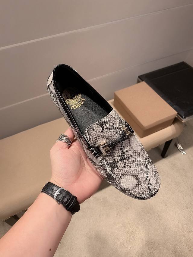 品牌范思哲，官方高品质豆豆鞋～四季潮鞋 专柜爆款，范思哲1:1优质做工，鞋面进口意大利蟒蛇皮、全真羊里，时尚懒人商务风设计，休闲乐福款，跑步、驾车、休闲最适合不