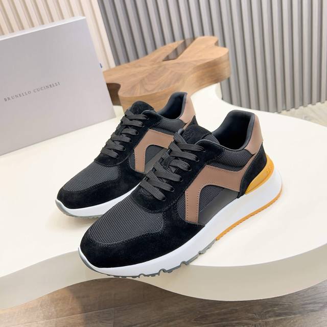 Brunello Cucinelli 老钱风意大利顶奢休闲男鞋，面料采用意大利进口牛皮，立体感和亲肤感十足！鞋头部分采用经典M形状头型设计，此款鞋型堪称经典，永
