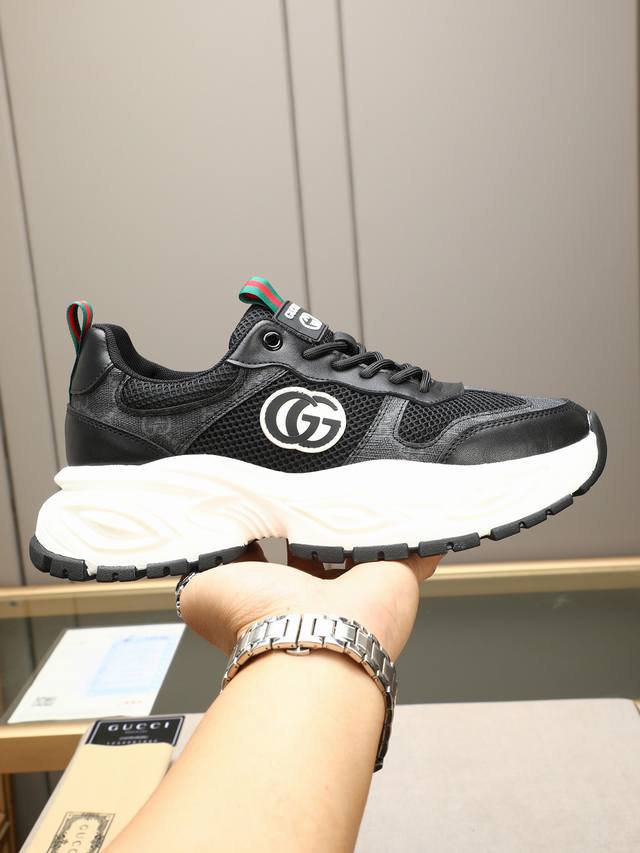 古奇 运动鞋 Size：38-44 45定做 全新运动鞋多种材料接拼精致线条 与鞋舌经典Logo，冲击力十足！发泡超轻耐磨大底！