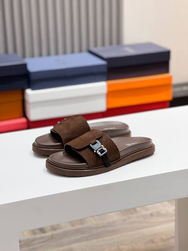 工厂P价 Dior 顶级版Size39-44 38.45定做 Ss迪奥最新男款拖鞋必备。 Dior Alias男士真皮拖鞋 这款 Alias 凉鞋夏季新品，彰显