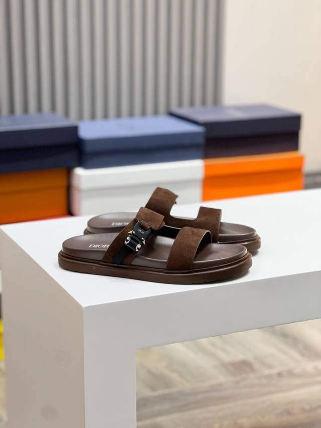 工厂P价 Dior 顶级版Size39-44 38.45定做 Ss迪奥最新男款拖鞋必备。 Dior Alias男士真皮拖鞋 这款 Alias 凉鞋夏季新品，彰显