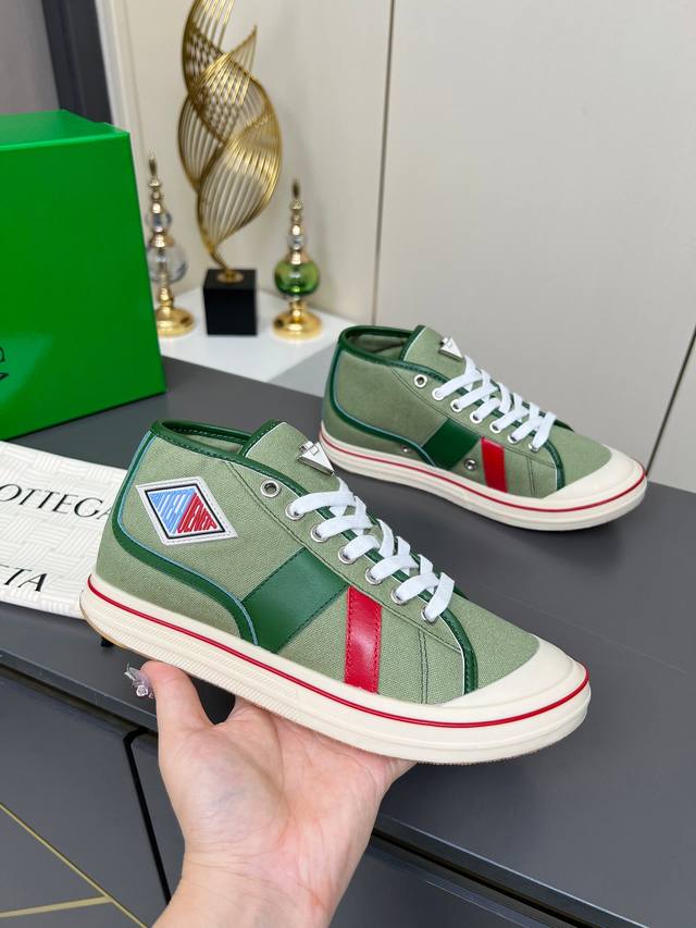 Bottega Veneta 葆蝶家Bv最新款Eliot系列 复古 篮球鞋 休闲 运动 帆布鞋 上市即封神 以复古篮球运动鞋为灵感，色彩组合彰显青春活力，完美诠