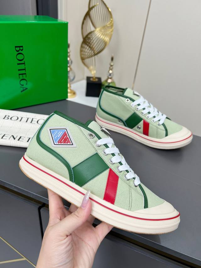 Bottega Veneta 葆蝶家Bv最新款Eliot系列 复古 篮球鞋 休闲 运动 帆布鞋 上市即封神 以复古篮球运动鞋为灵感，色彩组合彰显青春活力，完美诠