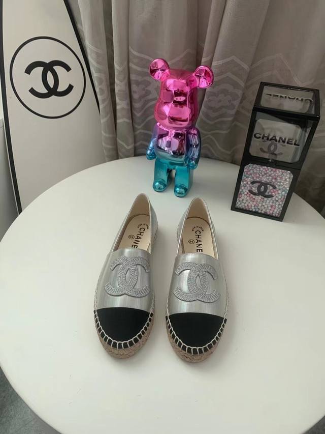 2025夏季最新Chanel香奈儿渔夫鞋多种服饰搭配皆能打造时尚造型 穿上就不想脱，百搭到哭最新菱格大身电绣+精美电绣Logo，看起来特别有立体感，上脚超级舒适