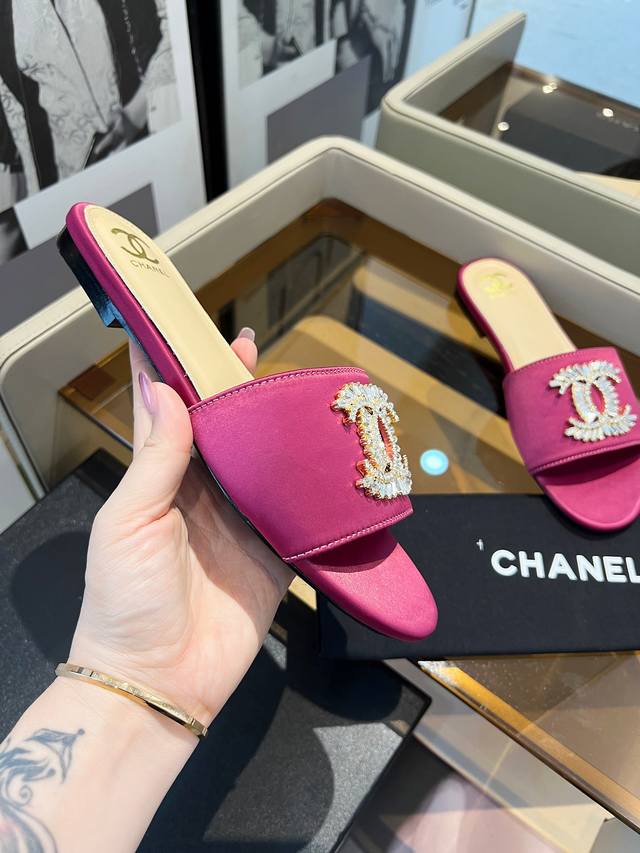 Chanel小香C家凉拖系列 官网同步，经典高雅 ，随意穿搭 原版Logo标～选用进口牛皮和C家定制面料，多种颜色供女神选择！ 码数：36～40 定做35 41