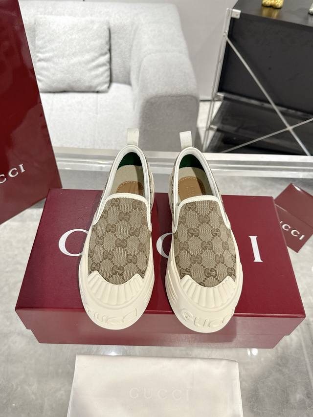 Gucci Gg帆布鞋 小白鞋 休闲鞋 这款运动鞋以标志性Gg帆布匠心打造，将典藏设计与现代美学巧妙糅于一体。大胆前卫的廓形配以“Gucci”印花压纹橡胶鞋底，