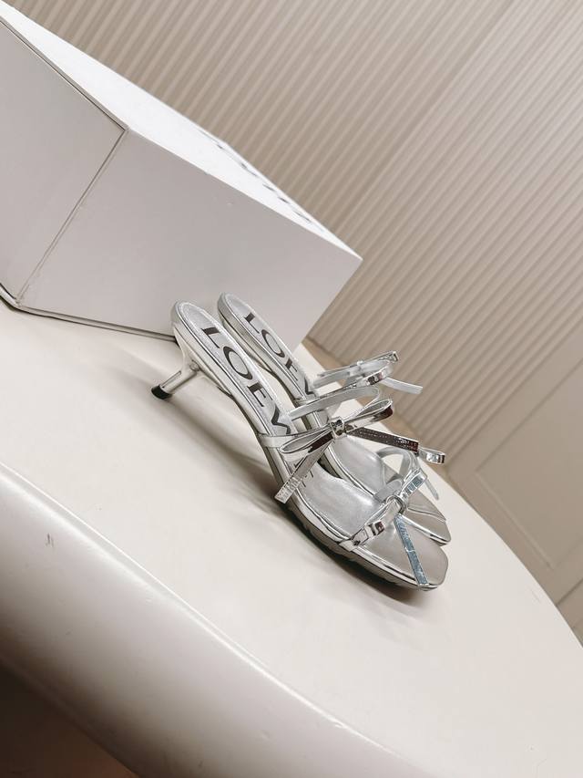最新罗意威Loewe 25Ss夏季限定拖鞋，真正空调鞋，加若隐若现的美感，上脚真的太美了！！！强烈推荐，超级懒人时装拖，三种穿法，明星博主同款！ 面料：羊皮 里