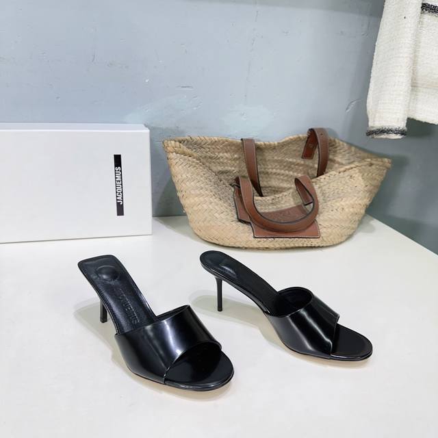 小众潮牌Jacquemus 25春夏新款极简高跟细跟凉拖鞋高跟鞋！ 新颖时尚大方，性感不失优雅，很显脚部线条，附有骨感美的视觉效果，非常百搭的时尚单品！ 极简优
