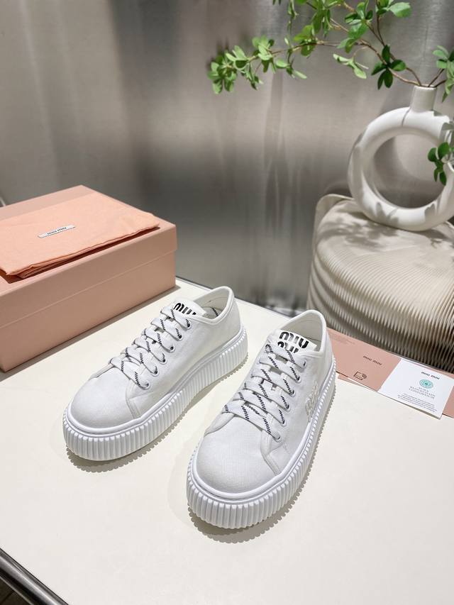 缪缪2025春夏走秀饼干鞋，厚底运动鞋 简约的运动板鞋设计，极具辨识度的鞋舌，打造佛系甜美的休闲风~~上脚气场十足随意搭配，长裙，短裙，短裤，穿出与众不同的风格