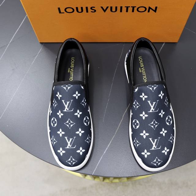 品牌：Lv路易威登 尺码：38-44 45可定制 等级： 专柜经典款 1:1 材料： 顶级原版透气布料拼接牛皮 舒适羊皮内里 轻便耐磨柔软大底 款式类别：休闲套