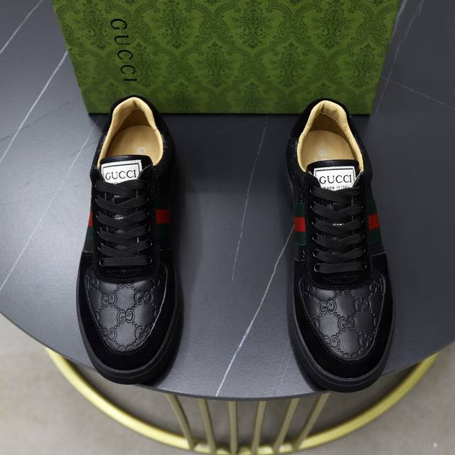 出厂价Pp： 品牌：古奇Gucci 标准码：38–44 45可订做 等级：官网同款 材料：原版牛皮面料 舒适羊皮内里 轻便耐磨大底 款式类别：男士时尚休闲鞋靴