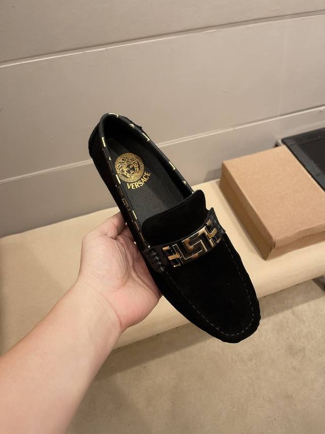 范思哲不同凡响，惊世骇俗，官方又一杰作，范思哲品牌标志是神话中的蛇发女妖美杜莎 Medusa ，代表着致命的吸引力。范思哲 Versace 创造了一个独特的时尚