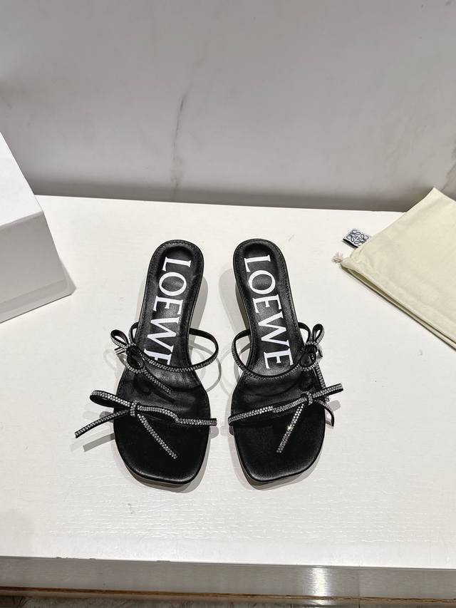 工厂P价 女装女鞋 运动原单 Loewe罗意威25夏季蝴蝶结拖鞋 这双真的美到犯规！4.5Cm的优雅跟高，金属牛皮面料高级感拉满，内里柔软羊皮，每一步都像踩在云
