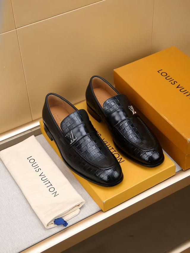 商品商标：Louis Vuitton 路易威登 休闲皮鞋 正码码数: 39-44 38.45.46.47订制 商品材料：精选 进口头层小牛皮压花鞋面+原版五金扣