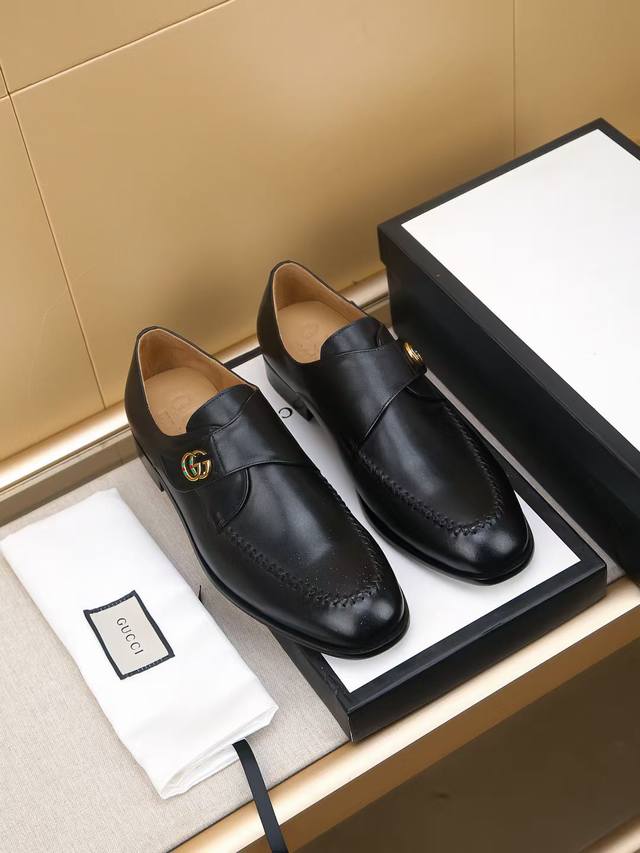 商品商标：Gucci 古驰 休闲皮鞋 正码码数: 39-44 38.45.46.47订制 商品材料：精选 进口头层小牛皮鞋面+原版五金扣，进口牛皮内里。强烈立体