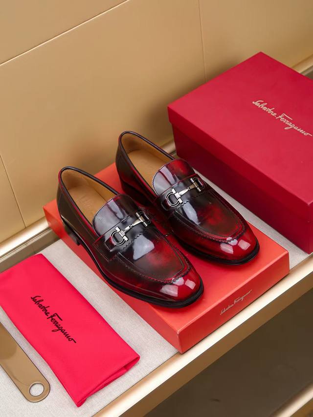 商品商标：Ferragamo 菲拉格慕 休闲皮鞋 正码码数: 39-44 38.45.46.47订制 商品材料：精选 进口头层开边珠牛皮鞋面+原版五金扣，进口水