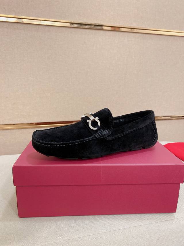 出厂价P 高端品质！ Ferragamo独家爆款现货新品上架，高品质菲拉格慕男士豆豆鞋高品质，高端休闲驾驶鞋，配全套包装！ 材质：进口牛津牛皮+进口优质水染牛皮