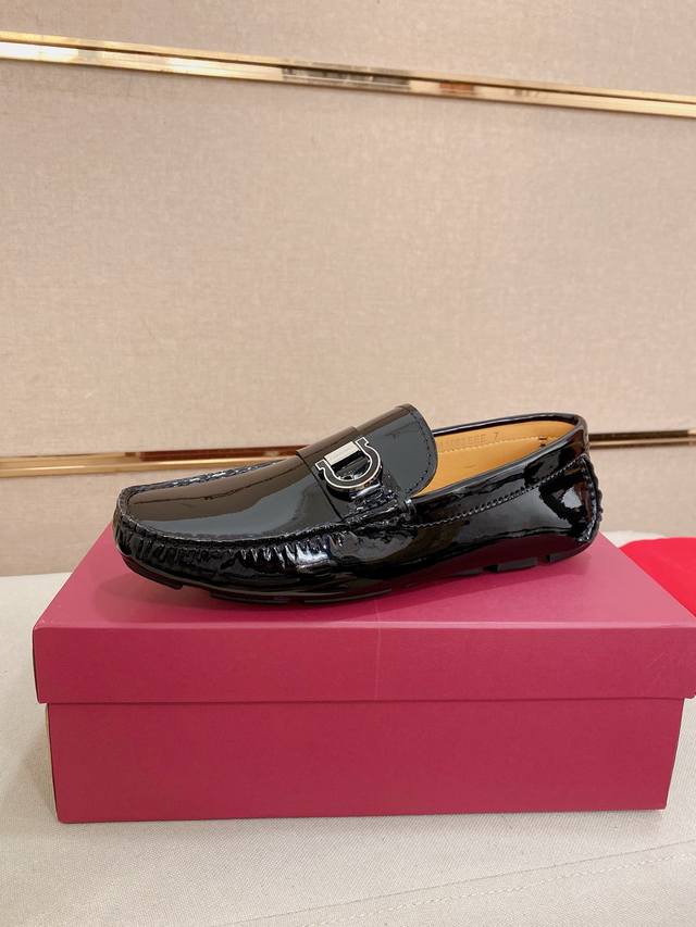 出厂价P 高端品质！ Ferragamo独家爆款现货新品上架，高品质菲拉格慕男士豆豆鞋高品质，高端休闲驾驶鞋，配全套包装！ 材质：进口头层牛皮+进口优质水染牛皮