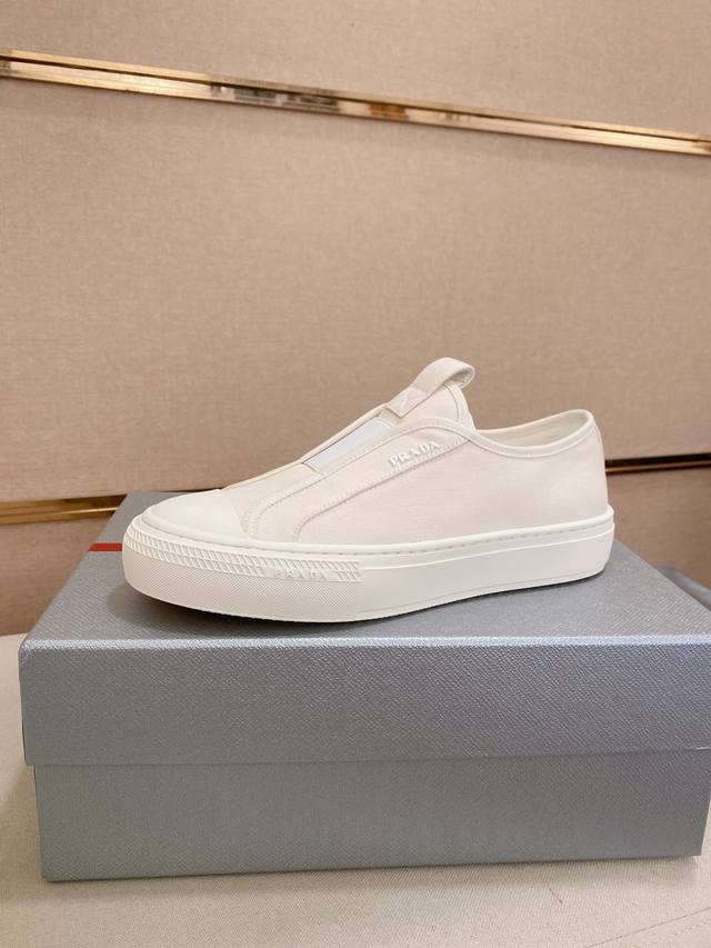 工厂P价 高版本 高品质新款Prada 普拉达 专柜同步上市， 新款男鞋、面料精选头层牛皮，纯手工艺制作而成。内里:全牛皮内里。高端气垫开模防滑橡胶大底，精美线