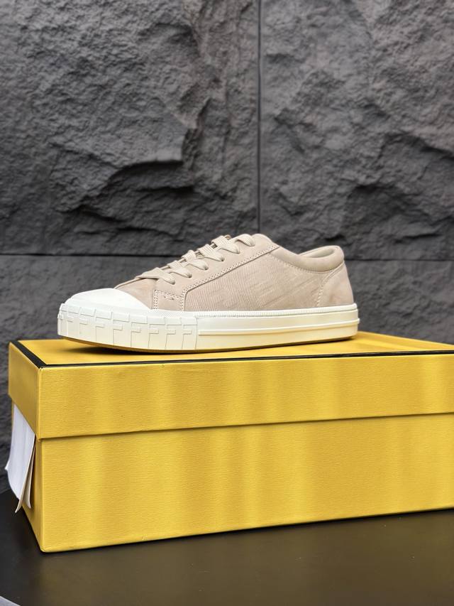 Fendi 顶级 情侣款 Size: 女款35-40 男款39-45 . Fendi 芬迪Match情侣款系休闲鞋。 该单品来自Stefano Pilati设计