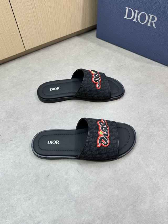 Dior 迪奥 -高端品质 原单休闲凉拖鞋 -鞋面：品牌图腾布匹.车滚边工艺、鞋面车缝品牌塑胶模块 -内里：水染小牛皮 -大底：超轻Tpu水台包真皮 橡胶；组合