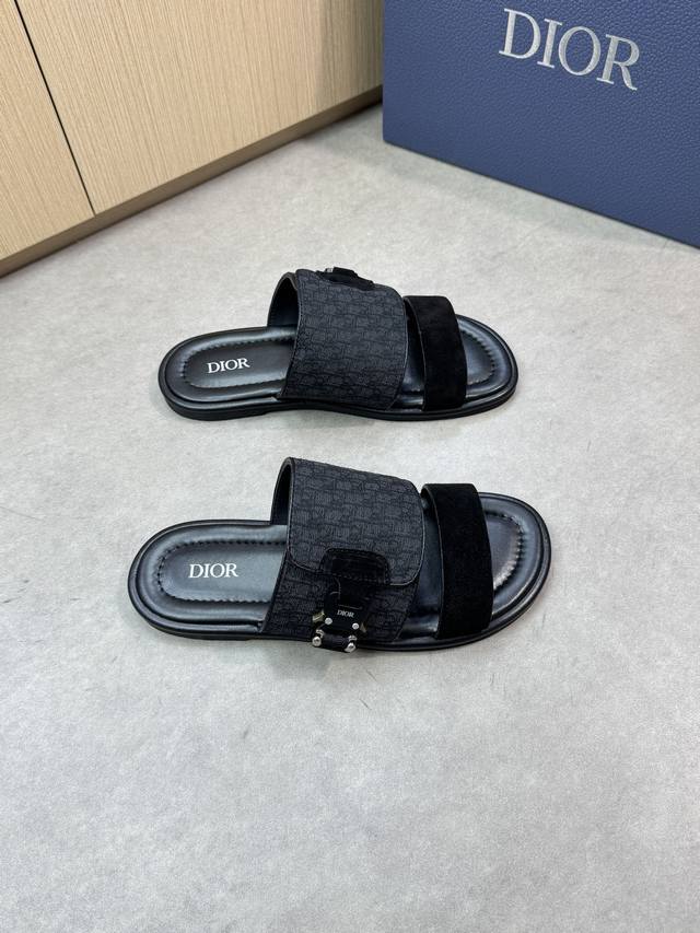 Dior 迪奥 -高端品质 原单休闲凉拖鞋 -鞋面：反绒小牛皮、品牌图腾布匹：品牌金属扣件 -内里：水染小牛皮 -大底：超轻Tpu水台包真皮 橡胶；组合成型大底