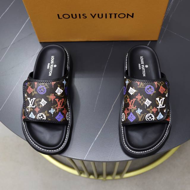 出厂价Pp： 品牌：Lv路易威登 标准码：38-45 等级：官网同款 材料：原版材料设计 原版橡胶耐磨成型大底 款式类别：男士时尚凉拖鞋 尊贵奢侈品大牌元素 顶
