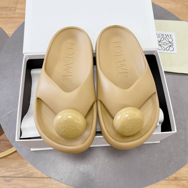 工厂P价 罗意威 Loewe 24S春夏新款 Ease 泡泡夹脚 沙滩鞋 凉拖鞋 原版购入开发做货 羊皮材质 舒适度极高，非常具有辨识度，美貌与实用并存舒适而不