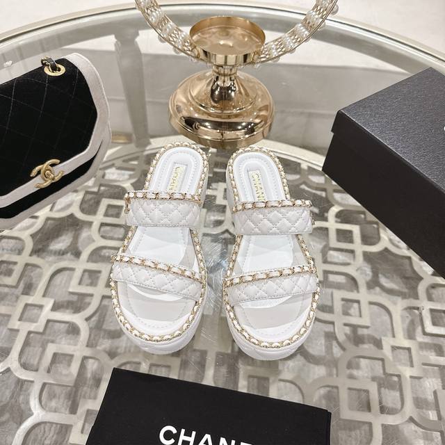 小香 25 2025 春夏新品 专柜经典款 小香双C菱格链条拖鞋系列上新 Bs时尚圈的绝绝子 搭配将演绎着细致 极简 永不褪去的经典元素 展现与众不同的穿搭风格