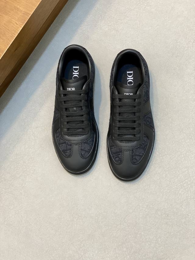 顶级版本迪奥 Dior 25Ss新品 B01德训鞋 情侣款鞋头维度设计宽了点 上脚舒适度完美在线 线头优美 适配裤型完美百搭 饰以各种经典细节 是日常造型的理想