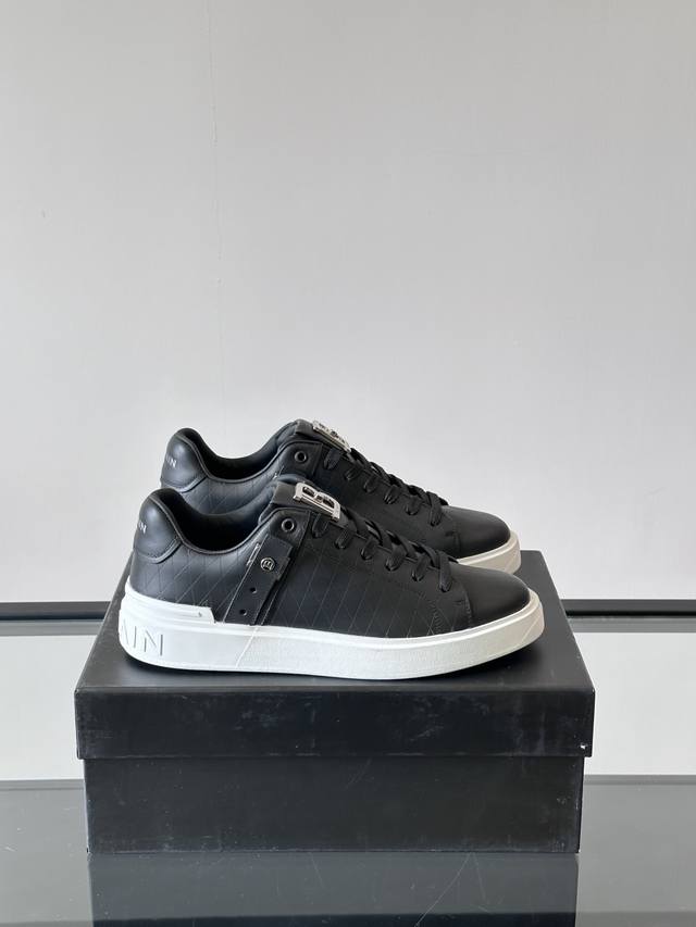 巴尔曼Balmain 新款男士运动休闲鞋，时尚潮流，全进口牛皮。内里羊皮上脚非常舒适，极致柔软细腻，搭配巴尔曼专属鸡眼五金扣，Tpu大底，流线形男鞋！高档精品别