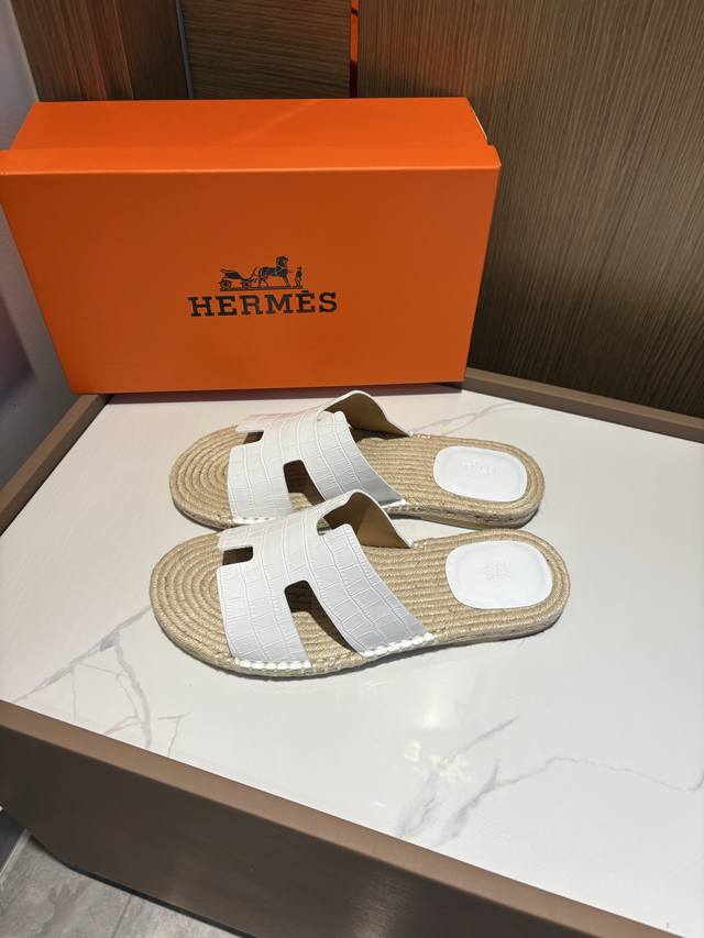 Hermes 爱马仕 男士拖鞋休闲款，专柜对比质量 鞋面头层石头纹，纹路清晰，彰显高端，上档次，穿着舒适，百搭。纯手工拉线，生胶透气防滑大底，内里透气舒适小绵羊