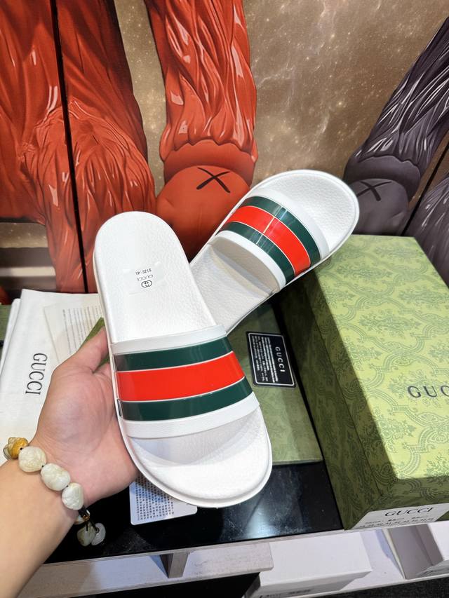 实价： Gucci 情侣拖鞋，鞋面材质Eva技术，压印品牌Logo，Eva发泡私模大底，细节完美，尽显大牌风范，休闲宽松舒适型，高品质精品，必入收藏款哦！ Si