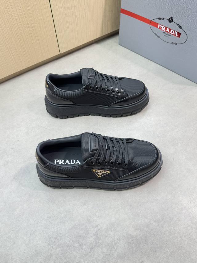 Prada 普拉达 -高端品质 原单休闲运动鞋 -鞋面：开边珠小牛皮、品牌高丝光条纹帆布、鞋身车缝品牌金属扣件 -内里：水染牛皮 -大底：超轻Tpu 发泡; 成