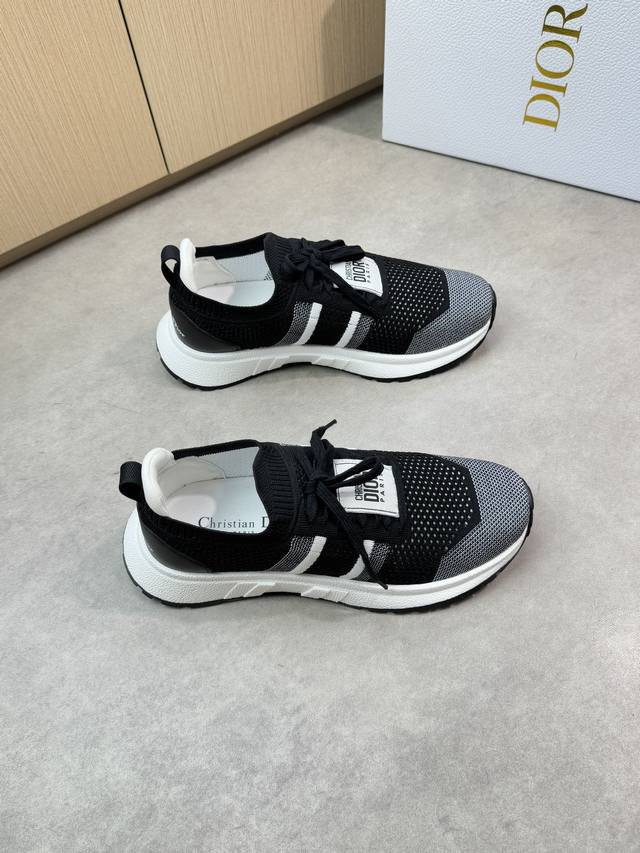 Dior 迪奥 -高端品质 原单情侣装休闲运动鞋 -鞋面：进口品牌图腾针织布匹、后跟.丝印品牌Logo -内里：垫脚品牌帆布 -原版：超轻Tpu发泡 橡胶；双色