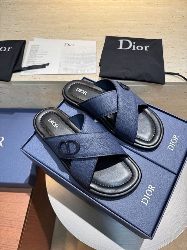 迪奥 Dior Alias男士牛皮拖鞋 这款 Alias 凉鞋夏季新品，彰显休闲高雅的风范。采用粒面牛皮革、Oblique印花面料精心制作，牛皮内里！交叉带设计