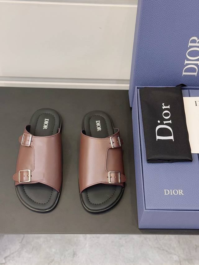 这款 D家 Aqua 男士凉鞋 优雅而休闲，采用可调节带设计重新诠释，突显 品牌标志性的 Oblique 印花。牛皮内里，搭配饰以D家标志的搭扣和同色调凹口鞋底