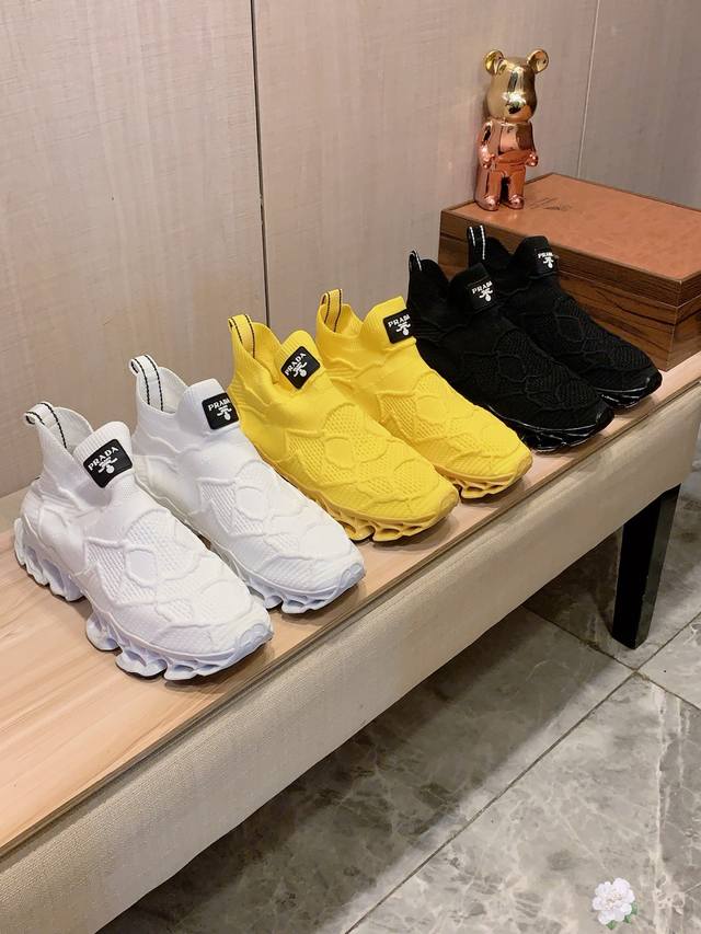 新款: 厂价 普拉达Prada* 最新爆款休闲鞋，顶端品牌 奢侈～代购，顶级～质量。 鞋面選用进口透气飞织搭配材质透气羊皮垫脚 精细做工。原版个性时尚柔软橡膠耐