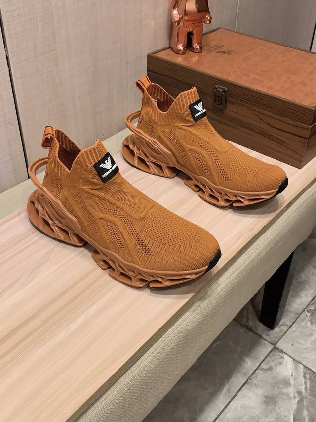 新款: 厂价 阿玛尼Armani* 最新爆款休闲鞋，顶端品牌 奢侈～代购，顶级～质量。 鞋面選用进口透气飞织搭配材质透气羊皮垫脚 精细做工。原版个性时尚柔软橡膠