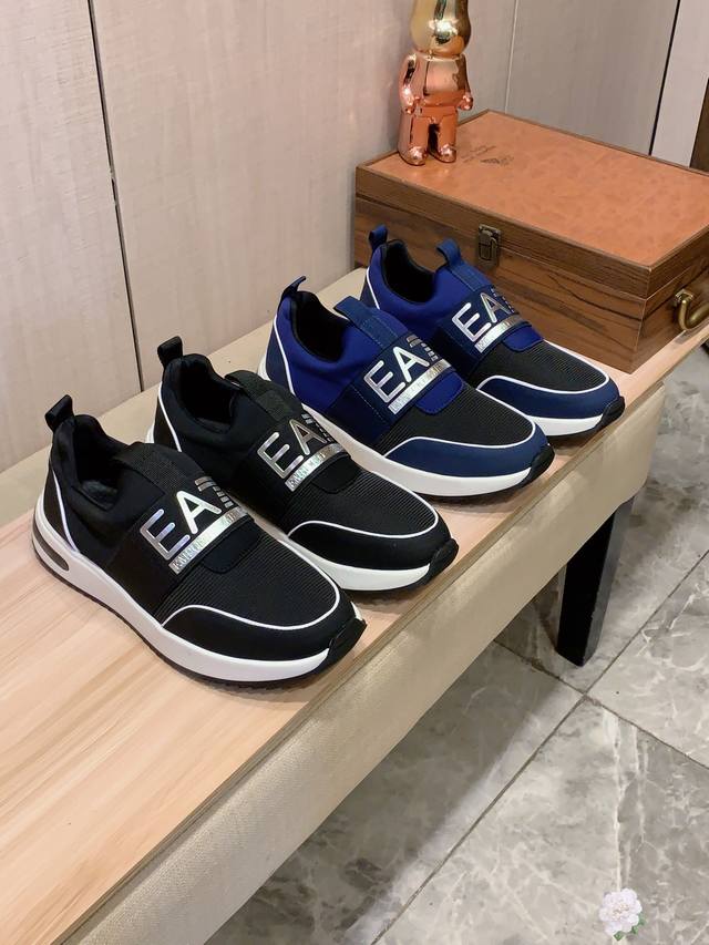 新款: 厂价 阿玛尼Armani* 最新爆款休闲鞋，顶端品牌 奢侈～代购，顶级～质量。 鞋面選用进口透气牛皮搭配材质透气羊皮垫脚 精细做工。原版个性时尚柔软橡膠