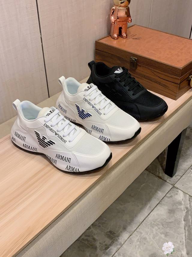新款: 厂价 阿玛尼Armani* 最新爆款休闲鞋，顶端品牌 奢侈～代购，顶级～质量。 鞋面選用进口透气牛皮搭配材质透气羊皮垫脚 精细做工。原版个性时尚柔软橡膠