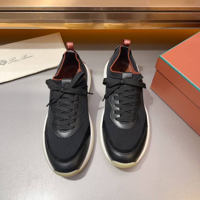 Loro Piana 四季散步 运动 男鞋 Lp慢跑鞋 随意进出专柜对比 这款休闲鞋采用Wind纤维针织而成，纯手工打造 呈现出别致的立体效果。独特的版型在中段