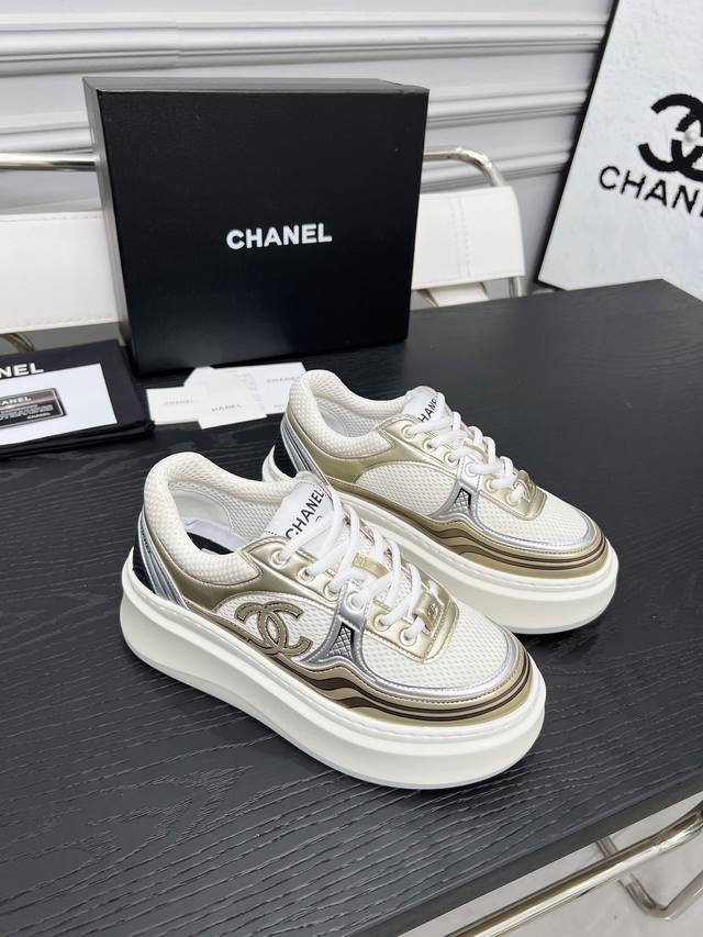 实价不让利 ！Chanel 香奈儿2025早春度假系列 最新款休闲运动鞋 银白，金白，银灰，黑红！无敌漂亮又好穿 非常轻便，内里也是超级软，超级舒服，鞋面透气设