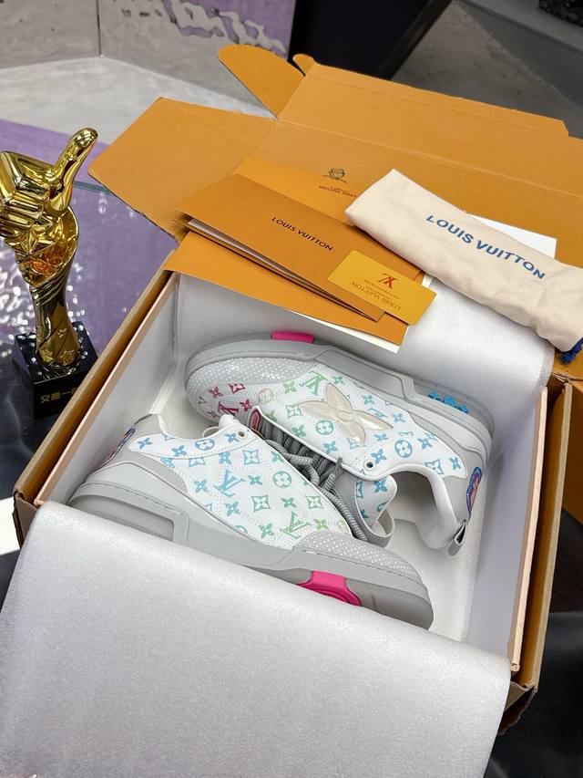 实价不让利 飞机盒10 5 官方同步新颜色 路易威登走秀滑板鞋爆款， Louis Vuitton Trainer无疑是奢侈品牌推出的最成功的Sneaker之一，
