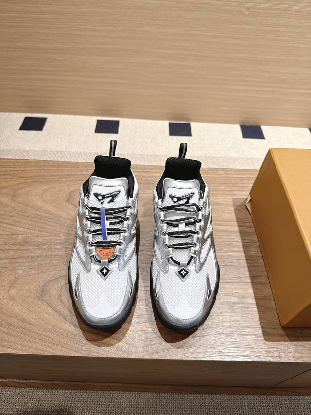 实价不让利 。代购级别 Lv Runner Tatic运动鞋 原本开发1.1 经历长达半年调试，完美复刻 高造价 一、鞋面1:1八层组合，造价远非普通版本可比。